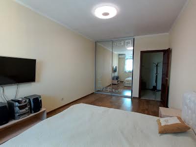 квартира за адресою Сім’ї Кульженків вул. (Дехтяренка Петра), 33
