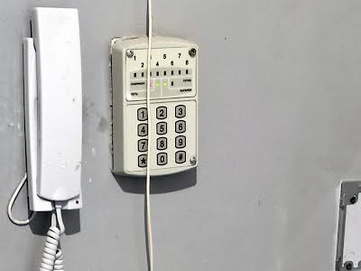 комерційна за адресою Драгоманова вул., 23