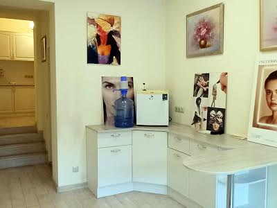 комерційна за адресою Межигірська вул., 78