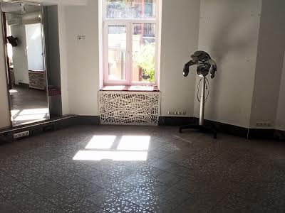 комерційна за адресою Покровська вул., 9