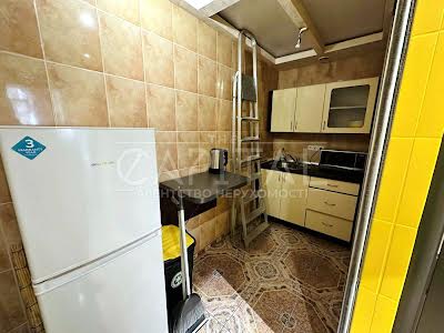 комерційна за адресою Павлівська вул., 10