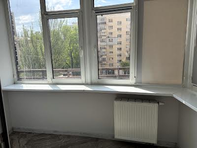 комерційна за адресою Лесі Українки бульв., 7а