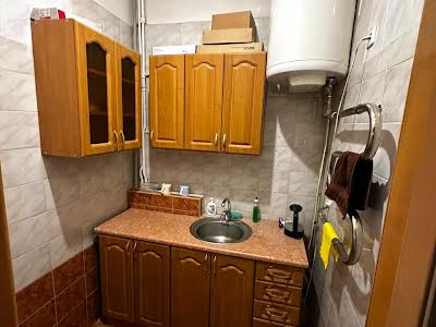 комерційна за адресою Володимирська вул., 11