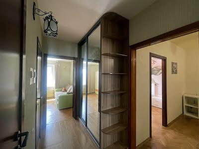 квартира за адресою Анни Ахматової вул., 4