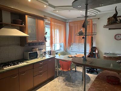 квартира за адресою Карпатська вул., 15а