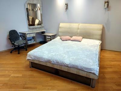 квартира за адресою Анни Ахматової вул., 31