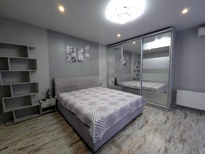 квартира по адресу Единства ул., 4