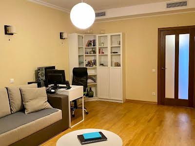 квартира за адресою Анни Ахматової вул., 31
