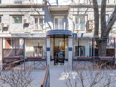 комерційна за адресою Чернишевська вул., 15