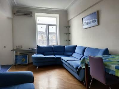 квартира за адресою Конституції пл., 2/2