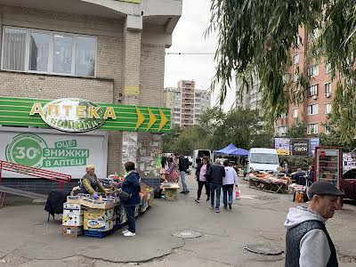 комерційна за адресою Ревуцького вул., 12-А