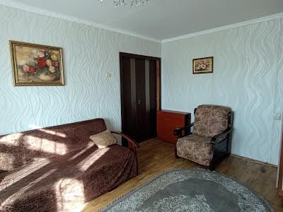 квартира за адресою вул. Небесної Сотні, 24