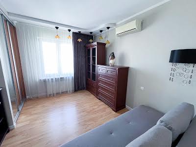квартира по адресу Драгоманова ул., 1