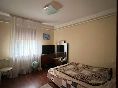 будинок за адресою Листопадна вул., 1а