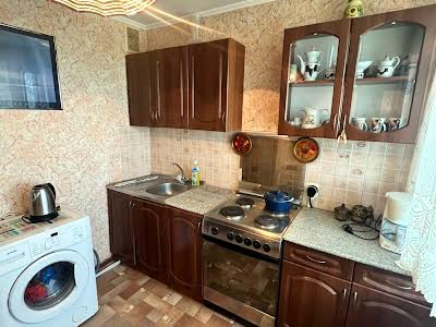 квартира за адресою Романа Шухевича просп. (Генерала Ватутіна), 2