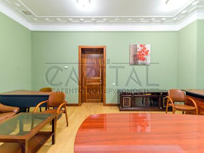 комерційна за адресою Липська вул., 10