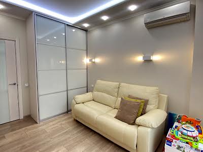 квартира за адресою Регенераторна вул., 4