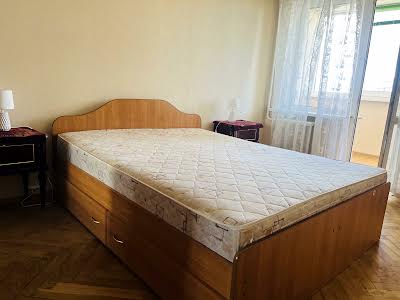 квартира за адресою Героїв полку 