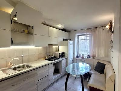 квартира за адресою Верховинна вул., 18