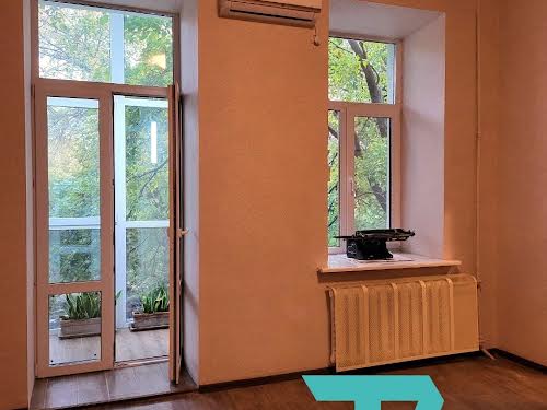 комерційна за адресою Саксаганського вул., 103