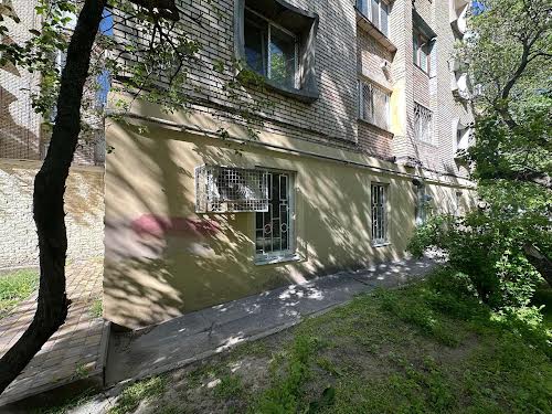 комерційна за адресою Саксаганського, 45
