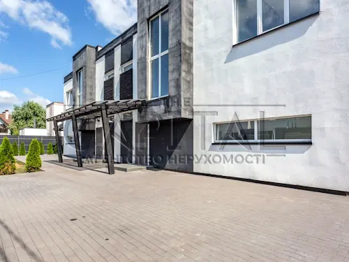 будинок за адресою с. Нові Петрівці, озерна, 1