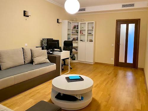 квартира за адресою Анни Ахматової вул., 31