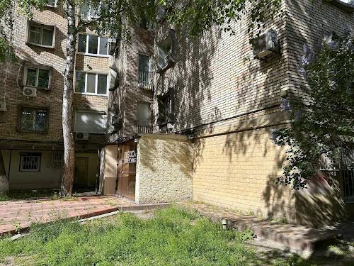 комерційна за адресою Саксаганського, 45
