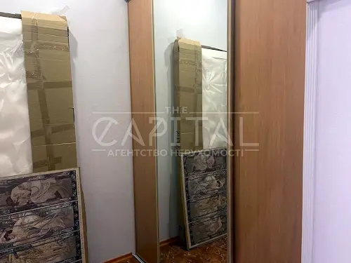комерційна за адресою Саксаганського вул., 28