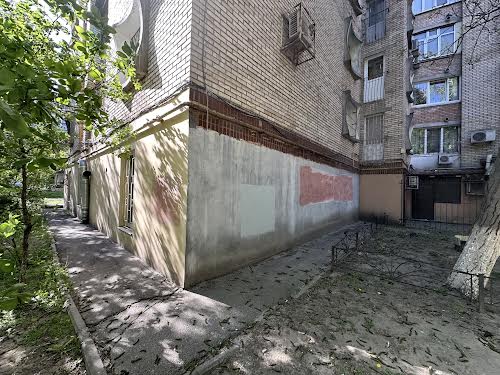 комерційна за адресою Саксаганського, 45