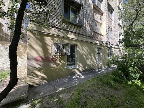 комерційна за адресою Саксаганського, 45