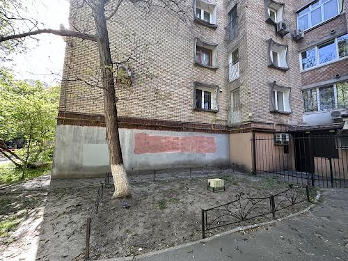 комерційна за адресою Саксаганського, 45
