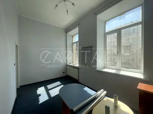 комерційна за адресою Саксаганського вул., 28
