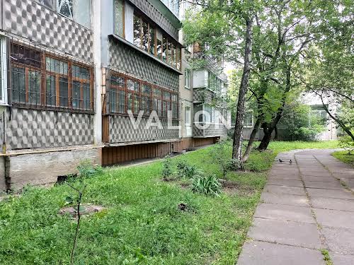 комерційна за адресою Васильківська вул., 38