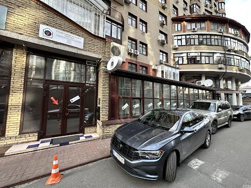 комерційна за адресою Євгена Коновальця вул. (Щорса), 32б