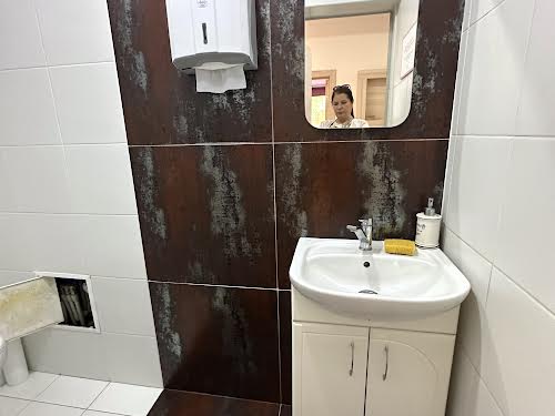 комерційна за адресою Саксаганського, 45
