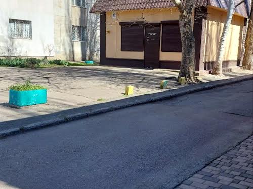 комерційна за адресою Космонавтів вул., 31