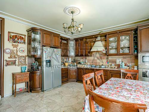будинок за адресою с. Нові Безрадичі, Блакитна