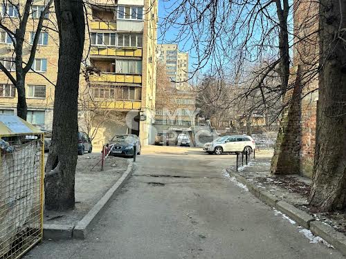 комерційна за адресою Олександра Кониського вул., 32А