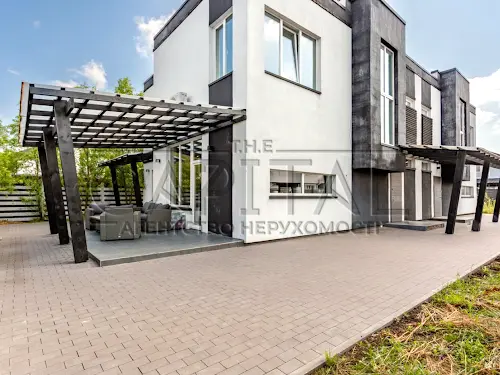 будинок за адресою с. Нові Петрівці, озерна, 1