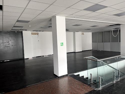 комерційна за адресою Почайнинська вул., 38