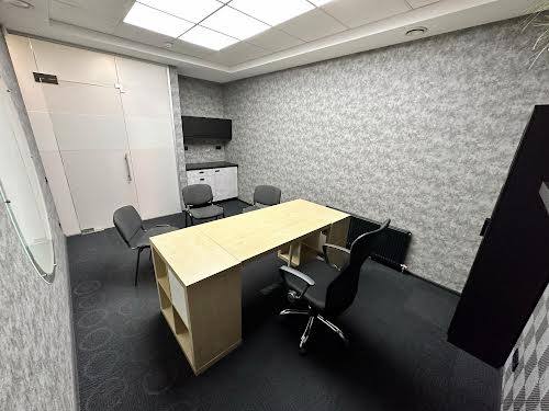 комерційна за адресою Євгена Коновальця вул. (Щорса), 32б
