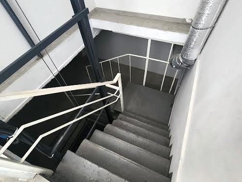 комерційна за адресою Празька вул., 31