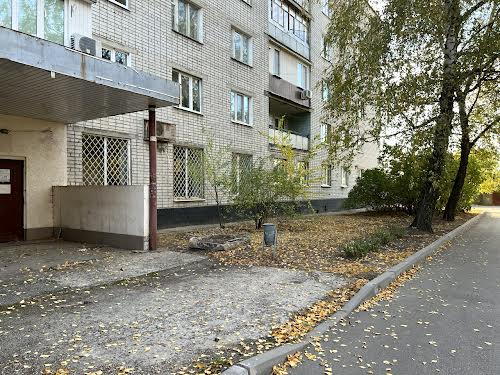 комерційна за адресою Антонова вул., 16