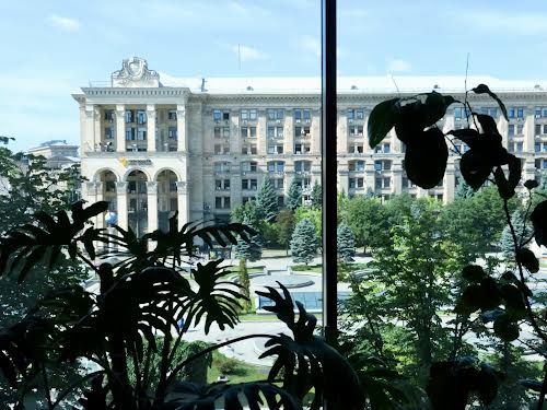 комерційна за адресою майдан Незалежності пл., 2