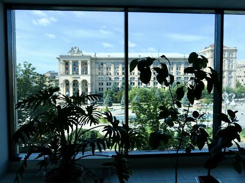 комерційна за адресою майдан Незалежності пл., 2