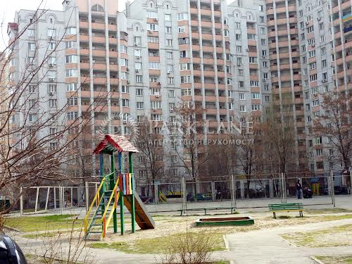 квартира за адресою Анни Ахматової вул., 31