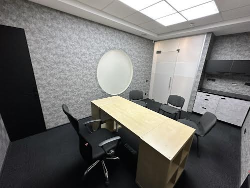 комерційна за адресою Євгена Коновальця вул. (Щорса), 32б