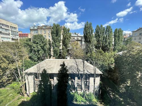 квартира за адресою Кропивницького вул., 8