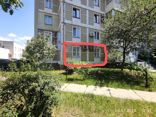 комерційна за адресою Драгоманова вул., 23